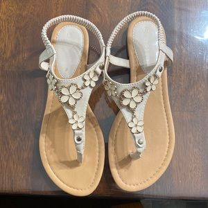 Ositos Cream sandals Sz 8